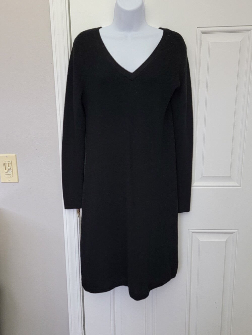 Athleta Black Knit V-Neck Long Sleeve Knee Length Wool Blend Sweater Dress Large